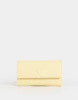 Billetera de cuerina con estampado de flores, fresas y cerezas. Tiene formato de fichero con solapa y broche en forma de corazón. Cuenta con compartimentos para tarjetas y billetes.