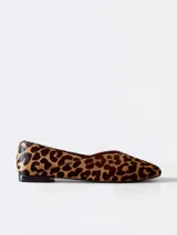 Chatitas de cuero con estampado animal print de leopardo, con punta fina y suela plana.