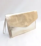 Sobre tipo carta en cuero con estampado crocco, con bolsillo interior y lazo para muñeca.