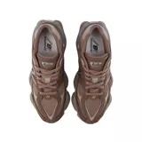 Championes New Balance modelo U906049-3, color marrón con detalles en beige y suela robusta.