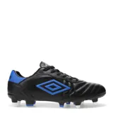Championes de fútbol Umbro modelo Fútbol 11 Touch SG, color negro con detalles en azul.