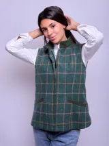 Chaleco de paño color gris con cierre frontal, confeccionado en lana.