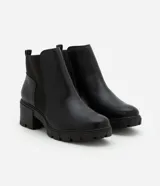Bota Chelsea color negro, confeccionada en poliuretano, con detalle elástico acanalado en los laterales y suela track.