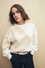 Sweater blanco con diseño floral en jacquard color beige, de corte amplio y tejido de algodón.