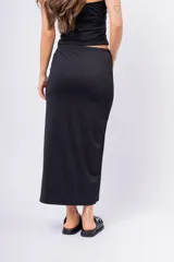 Conjunto de top strapless y pollera larga con tajo lateral, ambos de color rojo. Incluye cinto dorado con apliques florales.