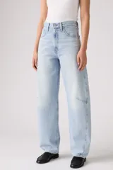 Pantalón de jean celeste de corte ancho, con bolsillos delanteros y traseros, y detalle de costuras en las rodillas.