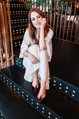 Ballerinas de terciopelo de seda granate con ribete dorado, plantilla interior de piel y cuña interna de 1,5 cm.