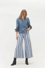 Pantalón de algodón con estampado de rayas verticales en tonos rosados y corte amplio.