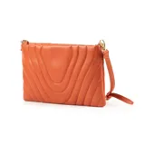 Bandolera naranja de cuero sintético con diseño acolchado rectangular y costuras a tono. Tiene acceso con cierre, correa regulable, herrajes dorados, un compartimento principal y bolsillos internos (uno con cierre y otro abierto).