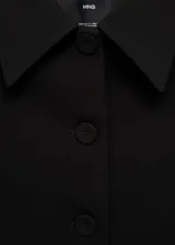 Chaqueta corta negra de mezcla de lana con cuello de solapa, cierre frontal con botones, dos bolsillos laterales y forro interior.