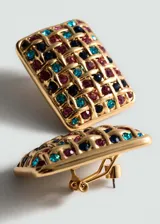 Par de aros rectangulares con base dorada y superficie cubierta de pequeños cristales multicolores.