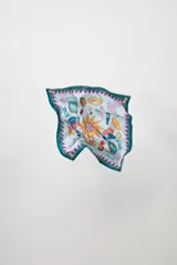 Pañuelo cuadrado de tela estampada con diseño de flores y figuras geométricas en tonos celeste, amarillo, verde y rosa.