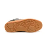 Zapatillas urbanas Caterpillar modelo Pause Retro, color negro con detalles en naranja y suela marrón.
