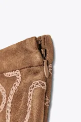 Pantalón marrón de tiro alto confeccionado en tejido efecto ante con aplicación de crochet a contraste.