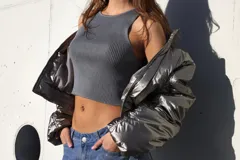 Top corto gris de punto acanalado, sin mangas y con cuello redondo.