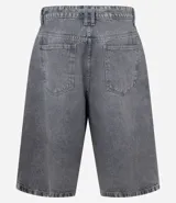 Bermuda de jean gris con lavado dirty, corte super baggy, bolsillos y cinturón de lazo en la cintura.