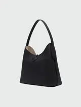 Bolso de hombro Longchamp modelo Le Roseau, tamaño mediano, color negro con cierre de broche plateado.