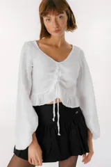 Minifalda negra con volados y detalle de etiqueta con logo en el lateral.