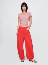 Pantalón jean de tiro alto color rojo, corte amplio estilo horseshoe.