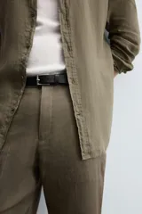 Pantalón de vestir color beige claro, de corte recto, confeccionado en lino.
