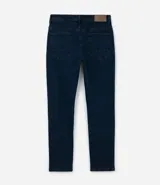 Pantalón de jean azul oscuro, corte slim, con trabillas en la cintura y bolsillos.