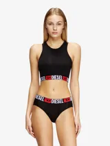 Top deportivo blanco de algodón elástico, con cuello redondo y banda elástica bajo el busto con logo Diesel en rojo y negro.
