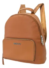 Mochila verde con textura símil cuero, cierre superior y bolsillo frontal con cierre.