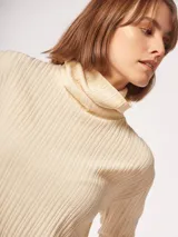 Polerón largo oversized color beige con tajos a los costados y diseño de textura acanalada.