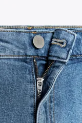 Pantalón de jean de tiro alto con trabillas en la cintura, efecto lavado y pierna ancha.