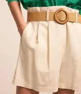 Short clochard azul marino de viscolino con trabillas en la cintura, cinturón con hebilla de madera y pliegues.