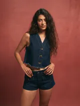 Short de jean azul oscuro con bolsillos frontales con botón.