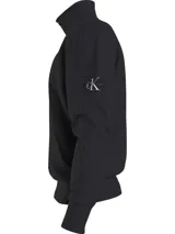Buzo negro de felpa de algodón orgánico con cuello alto con cremallera, puños y bajo de canalé, bolsillo canguro y parche con logo en la manga.
