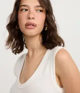 Blusa básica sin mangas color blanco, confeccionada en algodón con elastano, con escote en V y textura acanalada.