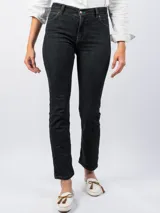 Pantalón de jean azul oscuro, de corte recto y tiro alto.