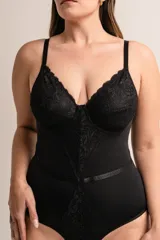 Body negro de lycra y puntilla elastizada, con aro, breteles regulables y detalle en la cintura.