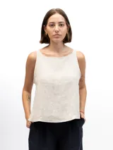 Musculosa beige de lino con cuello redondo y laterales abiertos unidos por tres lazos cosidos.