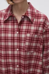 Camisa a cuadros marrón y beige de manga larga con cuello clásico y bolsillo en el pecho.