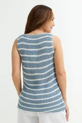 Musculosa de punto color crema con escote en V.