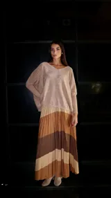 Pollera plisada larga con diseño de líneas horizontales en tonos marrones y lurex. Tiene cintura elastizada.