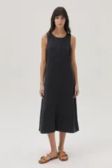 Vestido midi azul de lyocell, corte recto, sin mangas y con costuras a contratono.