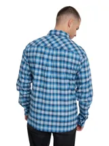 Camisa de manga larga con estampado a cuadros en tonos rojo, blanco, azul y gris. Tiene dos bolsillos en el pecho con cierre de botón, puños ajustables con botón y un paño de microfibra oculto en el dobladillo delantero.