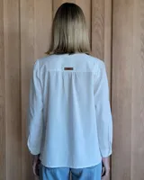 Camisa color crudo con cuello mao y volantes en el frente.