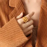 Anillo dorado de acero quirúrgico con baño de oro 18k, con diseño geométrico rectangular.