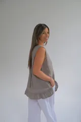 Musculosa amplia color gris topo, confeccionada en lino italiano, con terminaciones delicadas y franja de encaje en el ruedo.