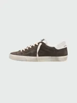 Zapatillas urbanas Golden Goose modelo Super Star Ball Star, color marrón de gamuza con estrella blanca en el lateral, detalles en blanco y suela desgastada.