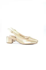 Zapato de cuero color dorado, con punta fina, talón descubierto y tira trasera ajustable.