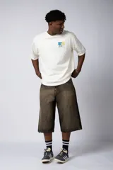 Remera negra de corte oversize con estampado en el pecho que reinterpreta la obra de Claude Monet.