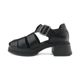 Sandalias Panama Jack de cuero color negro, con diseño de tiras entrecruzadas, hebilla metálica ajustable y suela de goma con plataforma.
