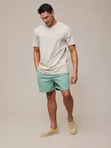 Remera azul marino de algodón con cuello redondo y logo bordado en el pecho.