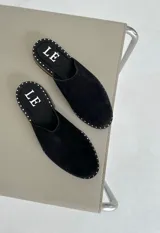 Mules con estampado animal print, forro interior color marrón y suela color caramelo.